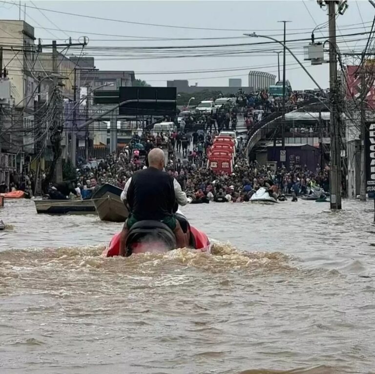 Na manhã desta terça-feira (4) completa um mês da maior catástrofe da história da cidade. Por volta das 12h da manhã do dia 4 de maio, moradores já estavam sentindo todos os efeitos causados pela enchente em Canoas.