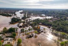 Moradores do Morretes e do Porto da Figueira, em Nova Santa Rita, começaram a sair de suas casas. O Rio Caí continua subindo