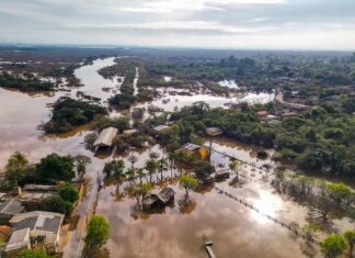 Moradores do Morretes e do Porto da Figueira, em Nova Santa Rita, começaram a sair de suas casas. O Rio Caí continua subindo