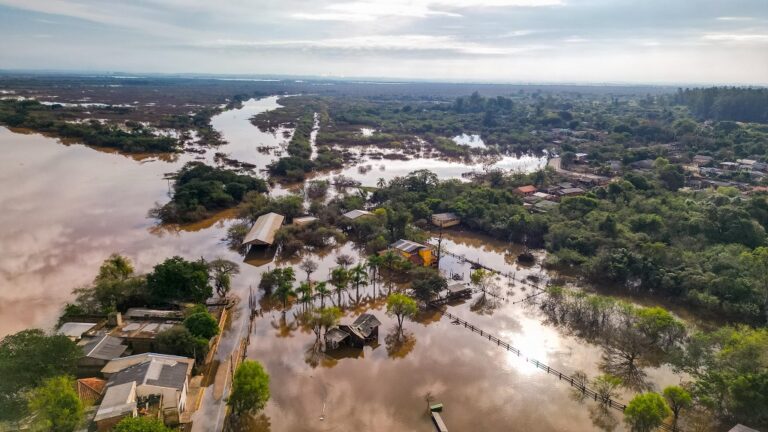 Moradores do Morretes e do Porto da Figueira, em Nova Santa Rita, começaram a sair de suas casas. O Rio Caí continua subindo