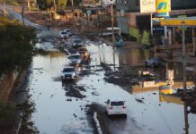 EPTC diz que acesso a Porto Alegre pela Guilherme Schell, em Canoas, está liberado. O local ainda está com acúmulos de água e lixo.