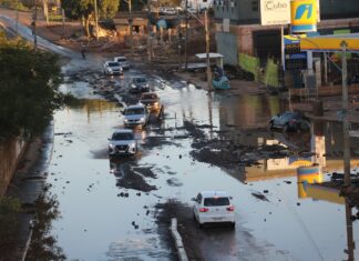 EPTC diz que acesso a Porto Alegre pela Guilherme Schell, em Canoas, está liberado. O local ainda está com acúmulos de água e lixo.