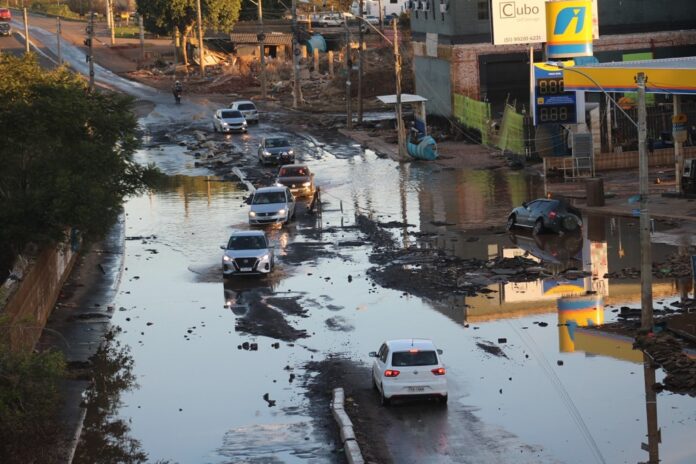 EPTC diz que acesso a Porto Alegre pela Guilherme Schell, em Canoas, está liberado. O local ainda está com acúmulos de água e lixo.