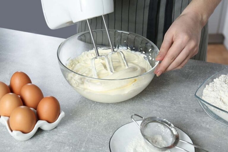 Uma escola de gastronomia oferece bolsas de 100% para vítimas da enchente em Canoas. O projeto beneficiará 30 canoenses com cursos da escola.