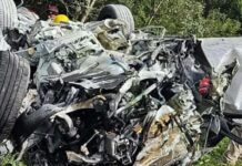 Empresária de banda musical e mais duas pessoas morrem após colisão frontal entre dois carros. A colisão envolveu dois carros.