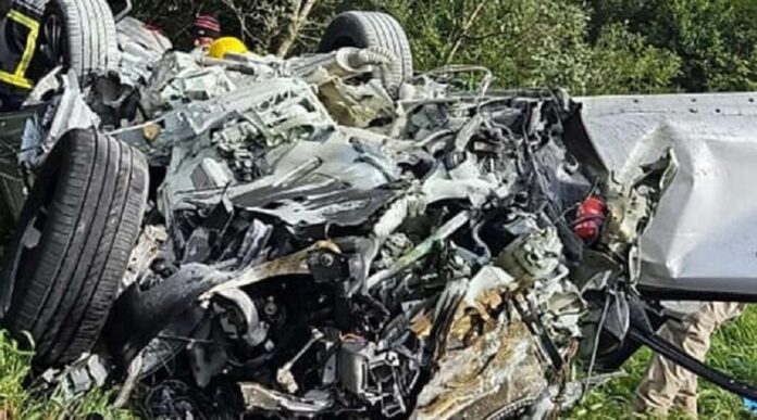 Empresária de banda musical e mais duas pessoas morrem após colisão frontal entre dois carros. A colisão envolveu dois carros.