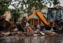 A prefeitura informou que já retirou das ruas 108.432 metros cúbicos de resíduos das casas que foram atingidas pela enchente em Canoas
