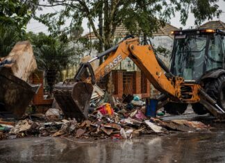 A prefeitura informou que já retirou das ruas 108.432 metros cúbicos de resíduos das casas que foram atingidas pela enchente em Canoas