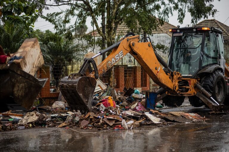 A prefeitura informou que já retirou das ruas 108.432 metros cúbicos de resíduos das casas que foram atingidas pela enchente em Canoas
