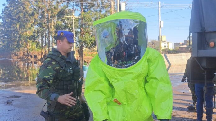 Exército diz que resíduos químicos que se espalharam com a enchente em Canoas não apresentam risco. O material seria de uma empresa no Fátima.