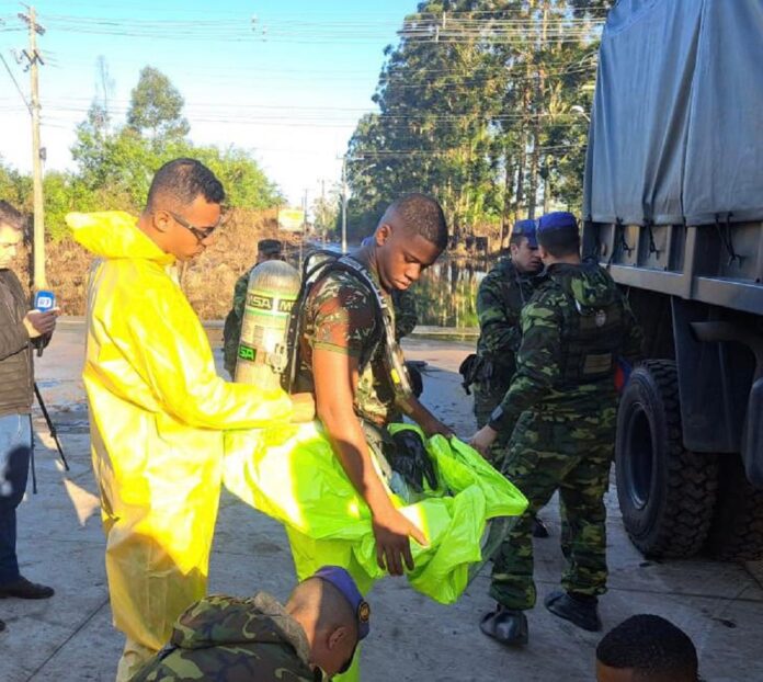 Enchente em canoas exército: Exército faz operação para retirar resíduos químicos que se espalharam com a enchente