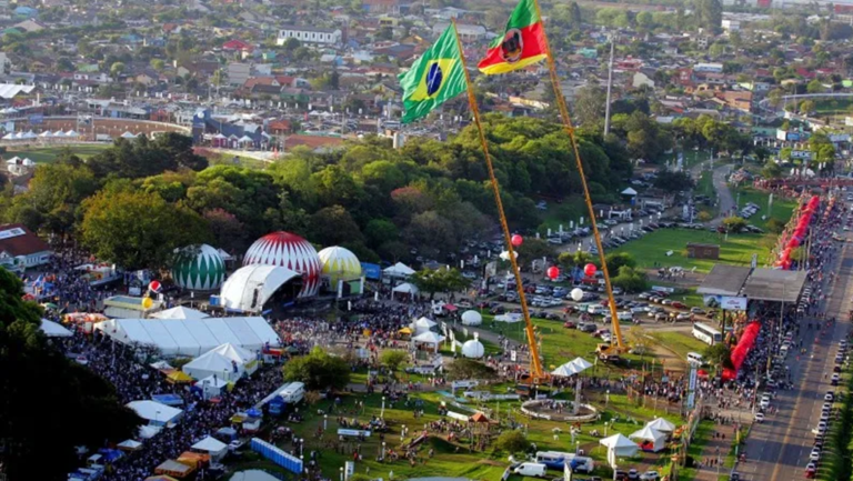 A Expointer 2024 não será adiada. O governador Eduardo Leite vistoriou o Parque de Exposições Assis Brasil, em Esteio, nesta sexta-feira (14)