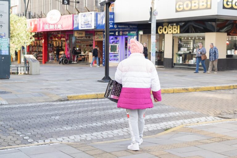 Frio intenso atinge o RS nos próximos dias em decorrência de uma massa de ar polar de origem continental. Segundo a MetSul Meteorologia, especialistas alertam para a chegada desse fenômeno que promete derrubar as temperaturas drasticamente nos próximos dias.