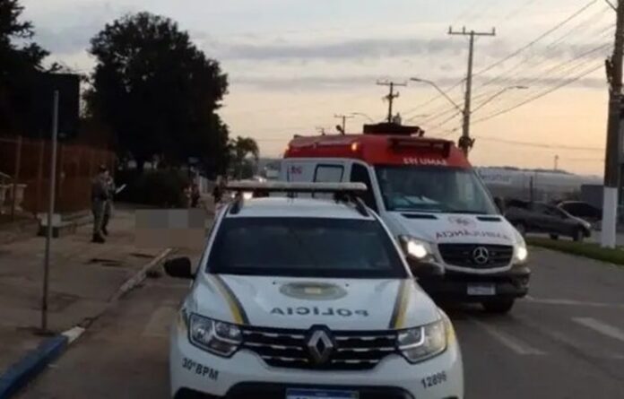 Um homem foi morto a tiros na Avenida Cônego Luiz Walter Hanquet, a Faixinha, em Camaquã, na manhã desta sexta-feira (7). De acordo com a Brigada Militar (BM), a vítima foi morta com mais de 10 tiros.