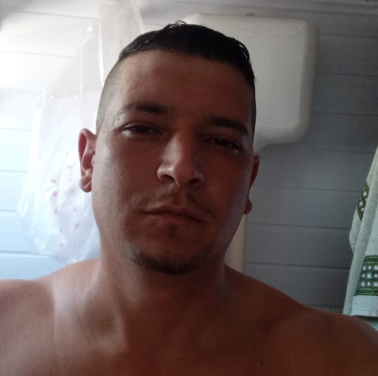 Um homem foi morto a tiros no Loteamento Portal da Maestra, bairro Belo Horizonte, em Caxias do Sul. Ele foi identificado como Silvano de Souza Amado, de 32 anos.