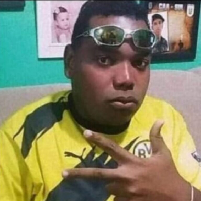 Homem é morto a tiros na frente de bar