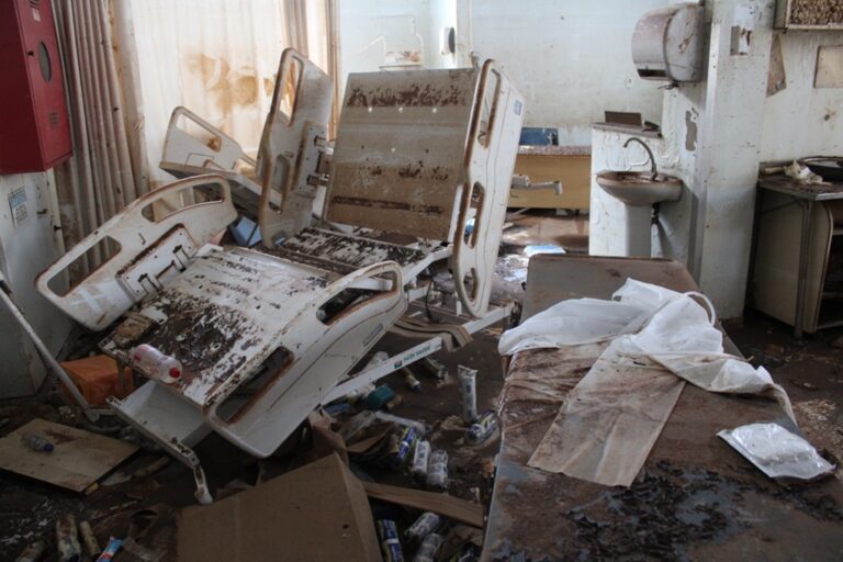 Os trabalhos de limpeza do Hospital de Pronto Socorro de Canoas (HPSC) começaram nesta segunda-feira (10). A enchente atingiu fortemente o local em maio. 