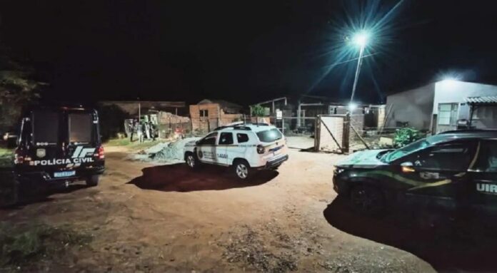 Homem é morto a tiros dentro de casa. Conforme informações do IGP, o homem estava com um afundamento no crânio