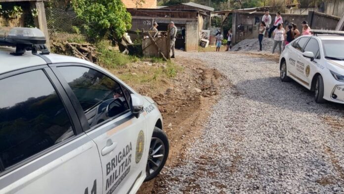 Criminosos invadem casa e matam homem a tiros. Após o crime, os suspeitos fugiram a pé em direção ao loteamento.  