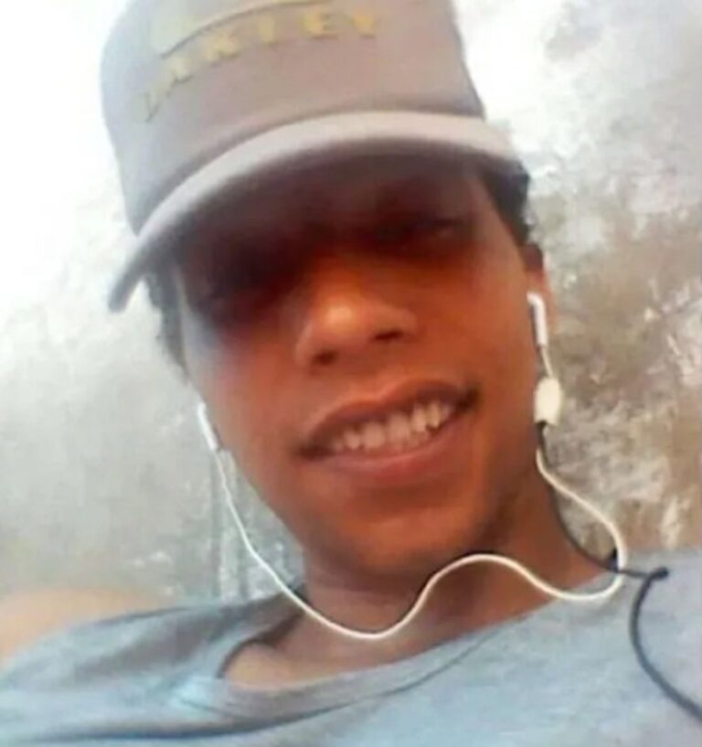 Homem é morto a tiros; Saiba quem é ele. Uma dupla em uma motocicleta Honda de cor vermelha, estaria de “tocaia” na rua