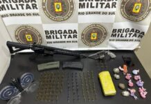 Criminoso é preso com fuzil e munições. Foi encontrado dois armamentos e mais de 120 munições, além de maconha e cocaína.