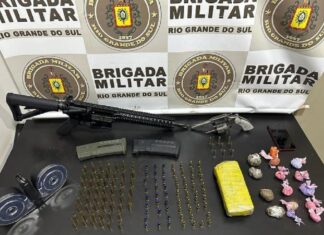 Criminoso é preso com fuzil e munições. Foi encontrado dois armamentos e mais de 120 munições, além de maconha e cocaína.
