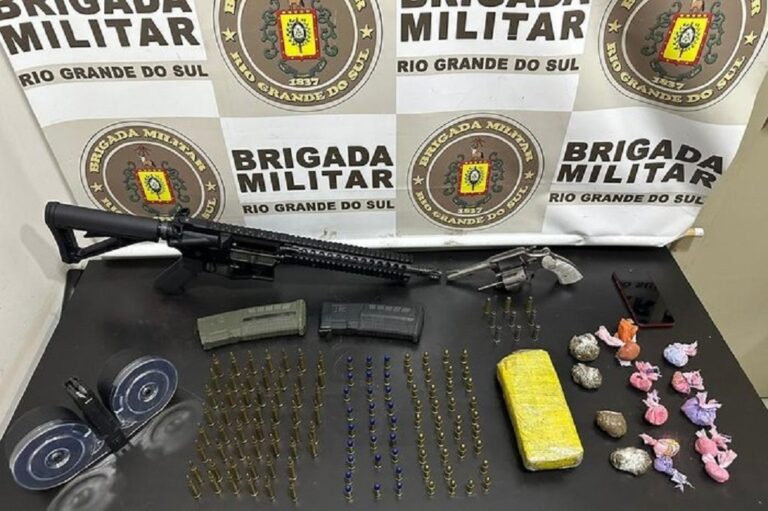 Criminoso é preso com fuzil e munições. Foi encontrado dois armamentos e mais de 120 munições, além de maconha e cocaína.