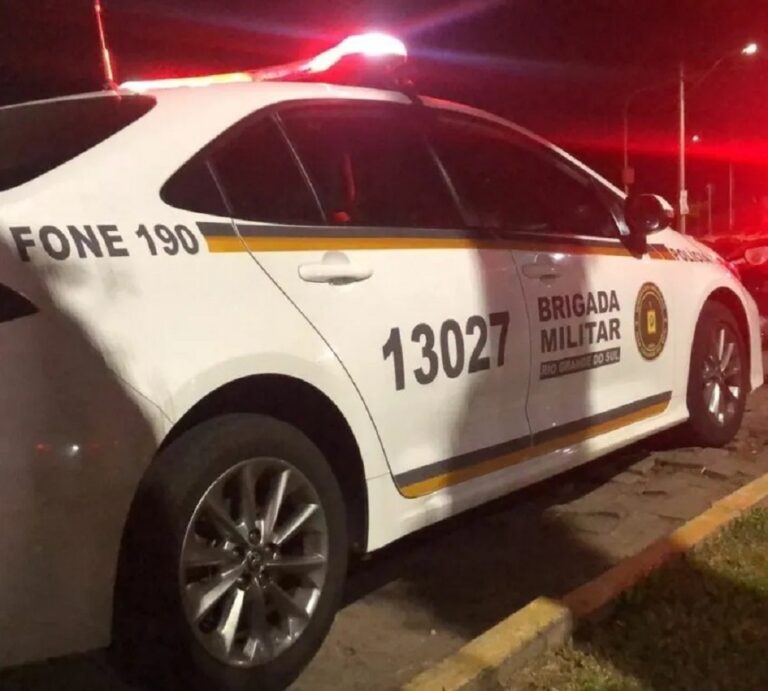Homem morre após carro colidir em árvore; Outros dois ficaram feridos. Eles não tiveram os nomes divulgados