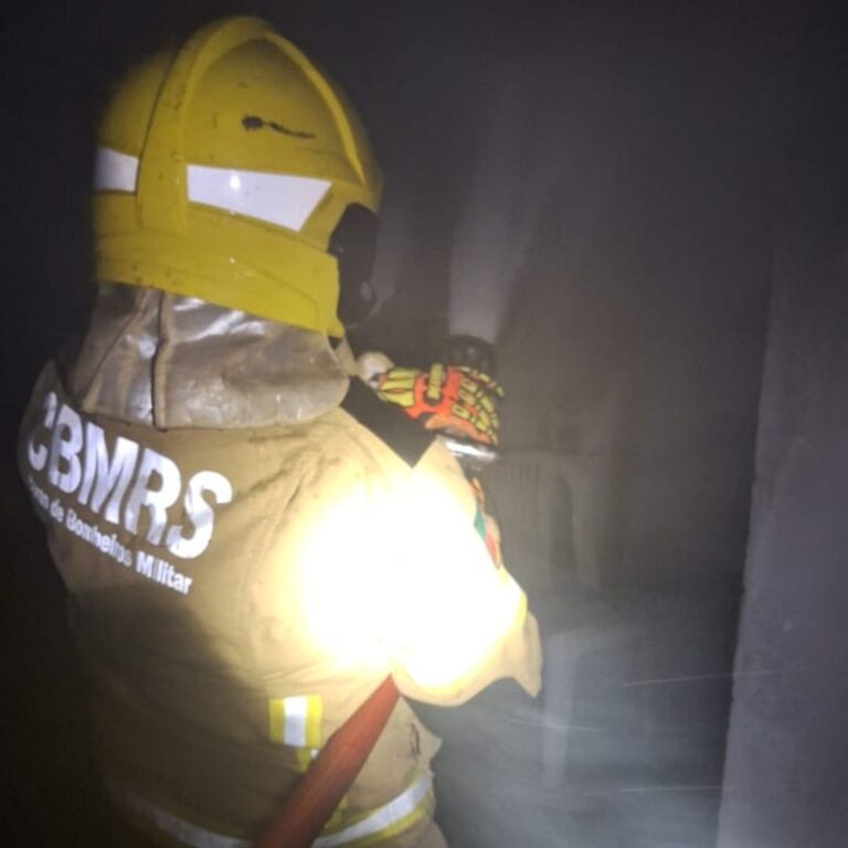 O Corpo de Bombeiros foi acionado para atender uma ocorrência de incêndio na rua H, no bairro Estância Velha, em Canoas. O sinistro aconteceu em uma residência.