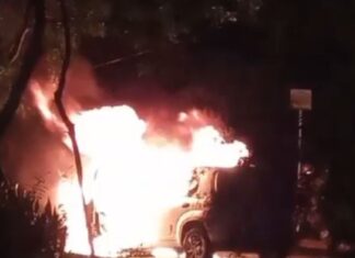 Um carro pegou fogo na noite da última terça-feira (25), em Canoas. A ocorrência aconteceu na avenida Farroupilha, no bairro São José.