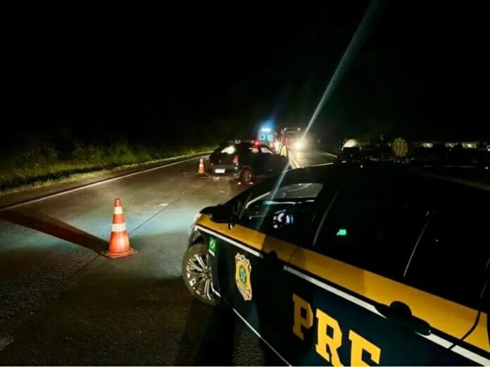 Idosa de 70 anos morre após ser atropelada por carro. Segundo informações da Polícia Rodoviária Federal (PRF), a vítima atravessava a rodovia.