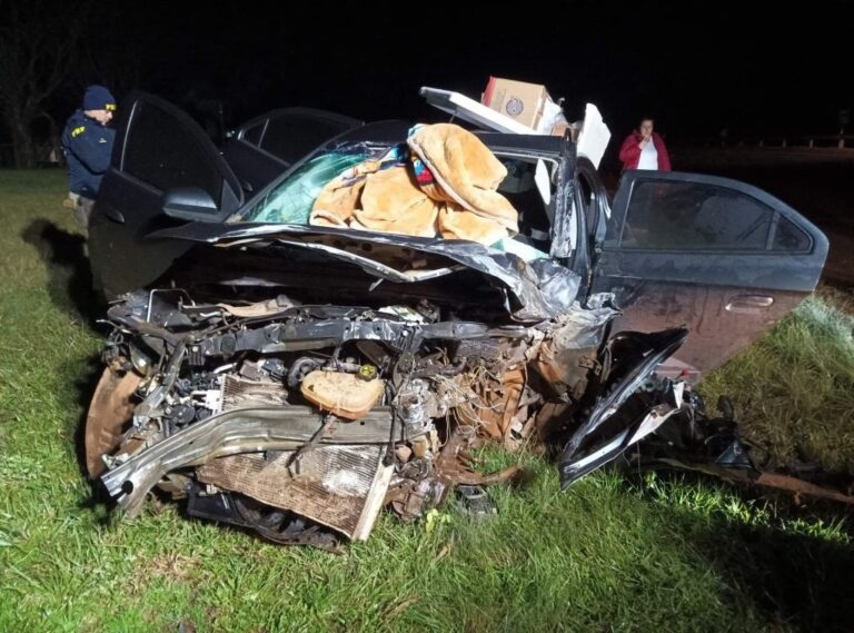 Idoso morre após colisão entre carro e caminhão. Ele não resistiu aos ferimentos e morreu em atendimento no hospital.