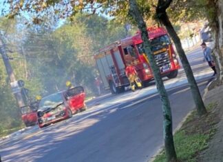 Incêndio destrói carro em Canoas. O Corpo de Bombeiros foi acionado e combateu as chamas, ninguém ficou ferido.