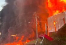 Incêndio destrói fábrica de tintas. Ainda nesta manhã, os bombeiros aguardavam a chegada de uma retroescavadeira