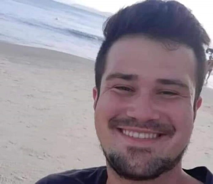 João Luiz Martins da Silva Neto, um jovem cachoeirense de 22 anos, morreu na última quarta-feira (12), após sofrer um choque elétrico. Enquanto trabalhava na instalação de uma rede de internet em Santa Maria, onde atualmente residia, ele sofreu a descarga elétrica ao subir numa escada junto a um poste.