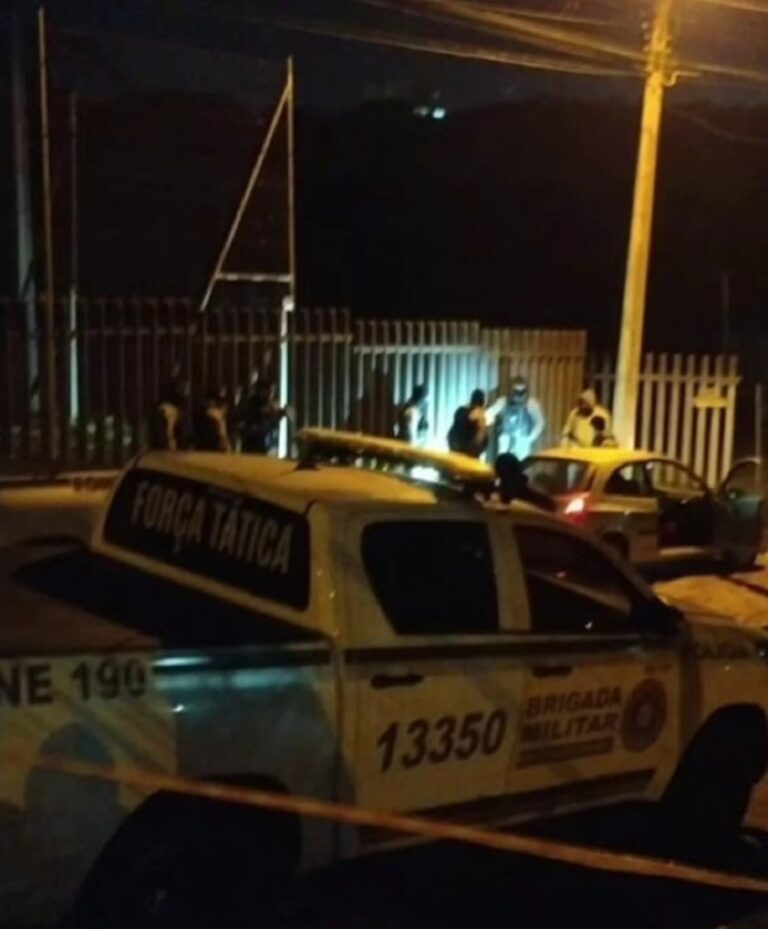 Jovem de 21 anos é morto a tiros dentro do carro. A vítima foi identificada como Jhonatan Rosa Noronha, ele morreu no local.