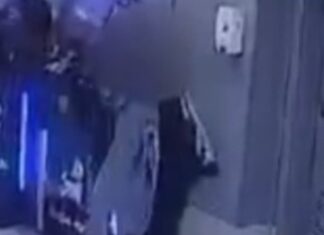 Nesta terça-feira (25), a Polícia Civil divulgou um vídeo que mostra a mulher acusada de matar a própria filha recém-nascida, em Canoas. As imagens foram registradas dentro de um prédio comercial nas margens da BR-116.