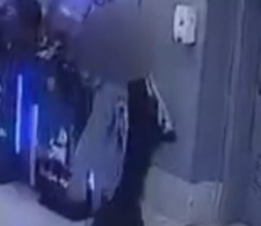 Nesta terça-feira (25), a Polícia Civil divulgou um vídeo que mostra a mulher acusada de matar a própria filha recém-nascida, em Canoas. As imagens foram registradas dentro de um prédio comercial nas margens da BR-116.