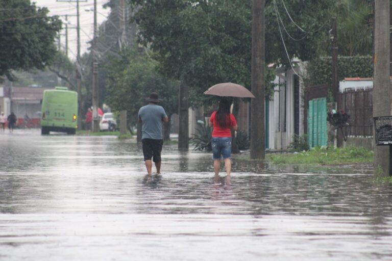 A MetSul Meteorologia alerta que a chuva intensificará neste domingo (16) no Rio Grande do Sul, especialmente do Centro ao Norte do estado. A previsão indica altos volumes de precipitação em apenas um dia em algumas localidades.