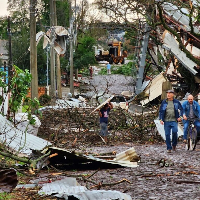 No último sábado (15), São Luiz Gonzaga, na Região das Missões, no Rio Grande do Sul, foi atingida por uma "microexplosão", conforme confirmado pela Defesa Civil do Rio Grande do Sul neste domingo (16).