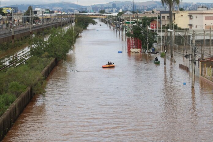 A Caixa Econômica Federal iniciou o cadastro de imóveis prontos para compra e doação a famílias afetadas pela enchente no Rio Grande do Sul. O valor máximo de compra é de R$ 200 mil.