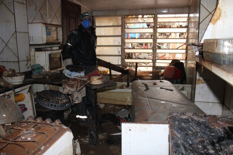 A equipe da Agência GBC esteve nesta segunda-feira (3), no bairro Mathias Velho, em Canoas, um dos mais afetados pela enchente que destruiu o lado Oeste da cidade. Entre os moradores que tiveram suas residências atingidas está Adão Gonçalves