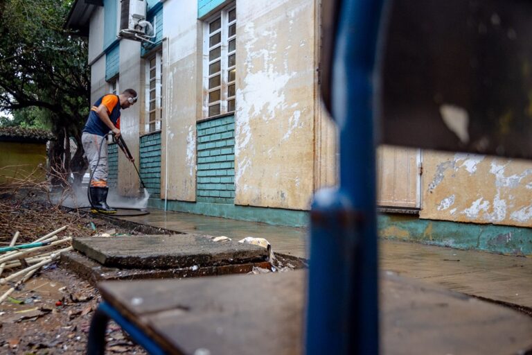 Prefeitura de Canoas realiza mutirão de limpeza em escolas atingidas pela enchente