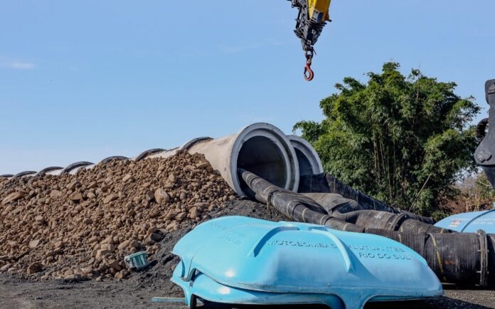 Mais uma casa de bombas volta a funcionar com capacidade máxima. Os equipamentos da Sabesp foram instalados junto à Casa de Bombas 6