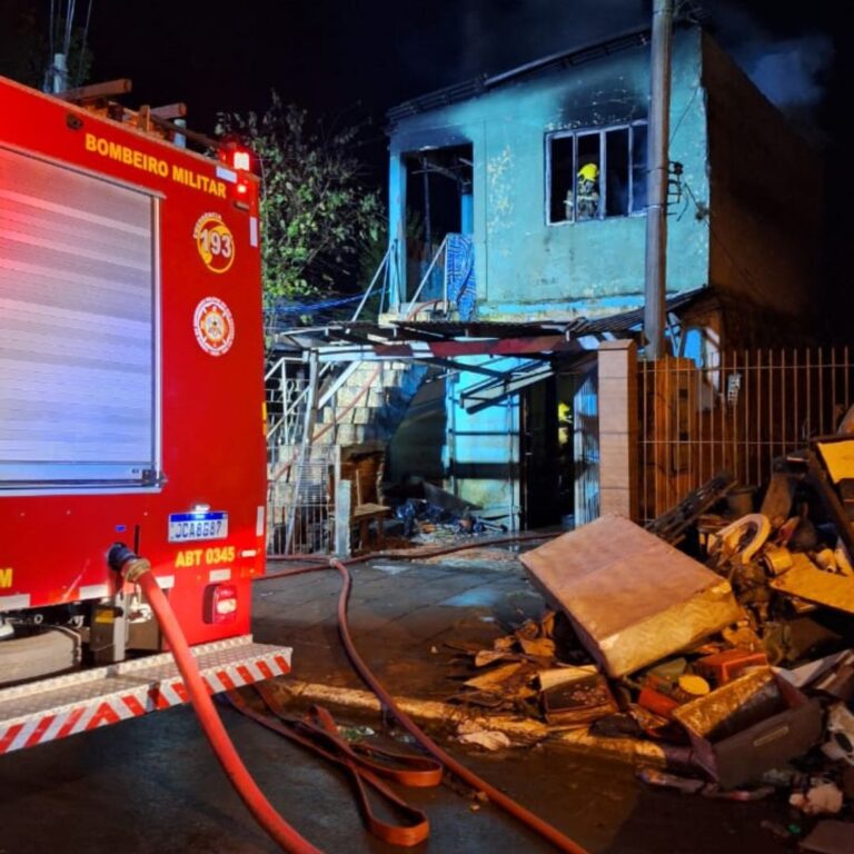 Na última quarta-feira (5), um incêndio mobilizou o Corpo de Bombeiros de Canoas. O sinistro ocorreu em um sobrado localizado na rua Florianópolis, no bairro Mathias Velho.