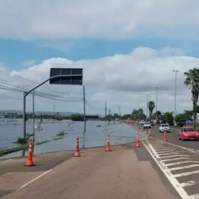 Nesta sexta-feira (21), o rio Gravataí, na região metropolitana de Porto Alegre, está a apenas 10 cm de atingir o nível crítico de inundação de 4,75 metros. Atualmente, o rio registra 4,65 metros, levando a prefeitura de Cachoeirinha a emitir um alerta urgente para diversos bairros.