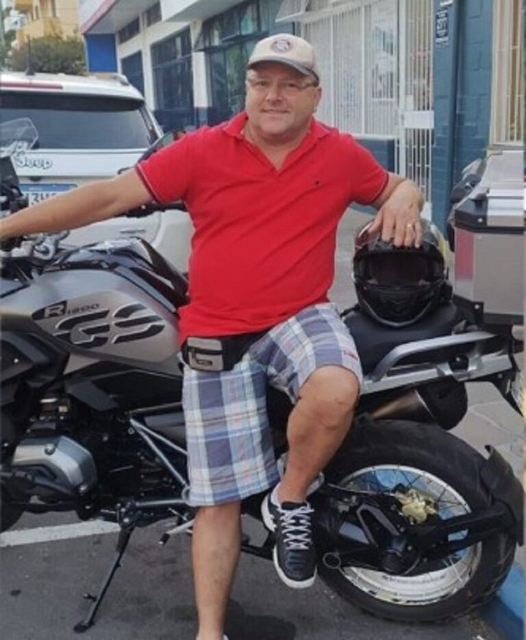 Motociclista morre após colisão com caminhonete. Comando Rodoviário da Brigada Militar (CRBM), de que havia uma mulher, de 55 anos