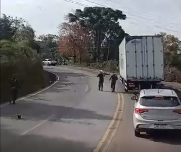 Motociclista morre após colidir em caminhão. Conforme o Comando Rodoviário da Brigada Militar (CRBM), a vítima que pilotava uma Kawasaki Ninja