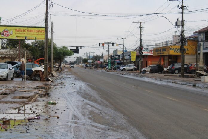 Enchente em Canoas: Motoristas esperam quase duas horas para chegar no Mathias Velho e Rio Branco. Os motoristas precisam ter paciência.