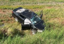 Mulher morre após carro sair da pista e capotar. A vítima estava no banco do carona, o motorista do carro, era irmão dela e ficou ferido.